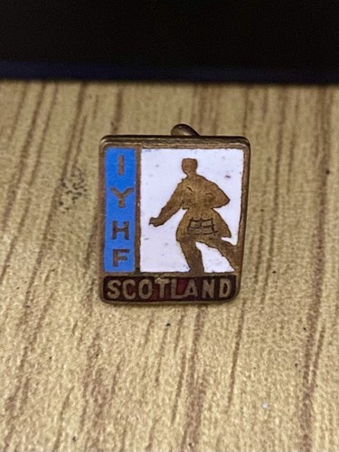 Small gold tone badge - tone,